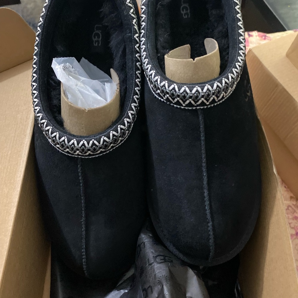 Hello, it is a men's shoe, size 12, new, never used, from the ugg brand. - Picture 10 of 14